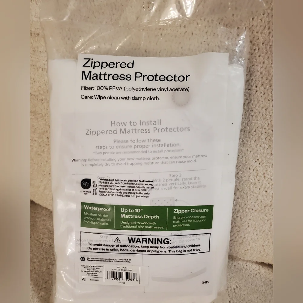 Room Essentials White Zippered Mattress Protector Twin XL